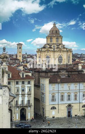 Torino, Italia - 05-06-2022: Vista aerea extra grandangolare di Piazza Castello a Torino con bellissimo palazzo storico Foto Stock