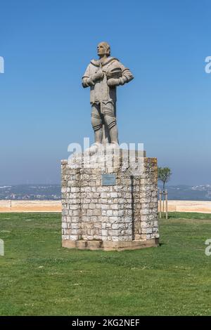 Ourém Santarém Portugal - 08 09 2022: Vista sulla scultura D. Nuno Álvares Pereira, opera dello scultore Fernando Marques, all'interno dell'Ourém mediev Foto Stock