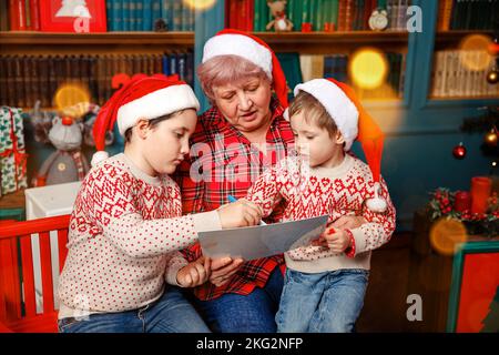 Donna anziana con bambini pittura. Granny passare il tempo con i nipoti Foto Stock