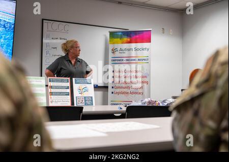 Margi Hedelund della Autism Society of Florida, insegna un corso di sensibilizzazione sulla sicurezza dell'autismo alla Sezione di addestramento dello Squadrone delle forze di sicurezza delle operazioni speciali 1st e alla Sezione di addestramento dello Squadrone dell'ingegnere civile delle operazioni speciali 1st Airmen del reparto dei vigili del fuoco dello Squadron del 25 ottobre 2022, all'Hurlburt Field, Florida. Il campo di Hurlburt è stato il primo impianto certificato DOD ad essere una "Autism Safe Community" dopo il corso. Foto Stock