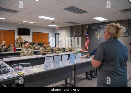 Margi Hedelund della Autism Society of Florida, insegna un corso di sensibilizzazione sulla sicurezza dell'autismo alla Sezione di addestramento dello Squadrone delle forze di sicurezza delle operazioni speciali 1st e alla Sezione di addestramento dello Squadrone dell'ingegnere civile delle operazioni speciali 1st Airmen del reparto dei vigili del fuoco dello Squadron del 25 ottobre 2022, all'Hurlburt Field, Florida. Il corso ha fornito a difensori e vigili del fuoco le conoscenze necessarie per coinvolgere e comunicare in modo appropriato con gli individui con autismo. Foto Stock