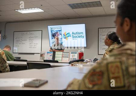 Margi Hedelund della Autism Society of Florida, insegna un corso di sensibilizzazione sulla sicurezza dell'autismo alla Sezione di addestramento dello Squadrone delle forze di sicurezza delle operazioni speciali 1st e alla Sezione di addestramento dello Squadrone dell'ingegnere civile delle operazioni speciali 1st Airmen del reparto dei vigili del fuoco dello Squadron del 25 ottobre 2022, all'Hurlburt Field, Florida. Il corso di sensibilizzazione sulla sicurezza dell'autismo ha insegnato a difensori e vigili del fuoco come impegnarsi e comunicare correttamente con persone che hanno autismo. Foto Stock