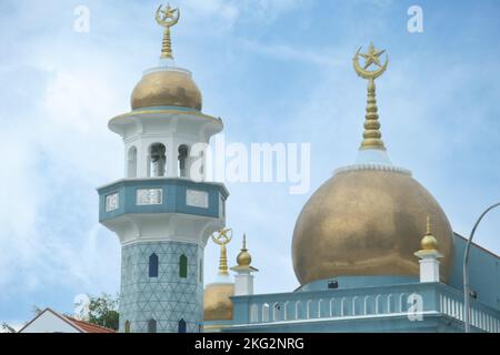 una bella moschea contro il cielo blu Foto Stock