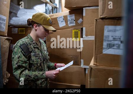 221025-N-CY569-1007 NORFOLK, Virginia (ott 25, 2022) Logistics Specialist 3rd Class Summer Deeson, di Gloucester, Virginia, verifica un promemoria di fornitura a bordo della portaerei di classe Nimitz USS Harry S. Truman (CVN 75), 25 ottobre 2022. Truman è la nave ammiraglia del gruppo di carrier Strike di Harry S. Truman ed è attualmente in porto presso la Naval Station Norfolk. Foto Stock