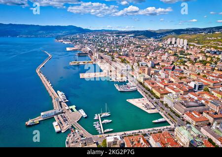 Vista aerea del centro di Fiume e del molo sul lungomare, golfo del Quarnero in Croazia Foto Stock
