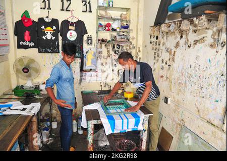 Non esclusiva: 20 novembre 2022 a Sylhet, Bangladesh: Un fornitore di stampe del Bangladesh produce una maglia da calcio nel suo negozio di lavoro a Zindabazar di Sylhet, B. Foto Stock