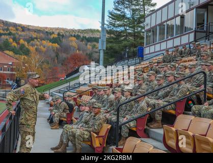 Il col. Matthew Braman, 10th Mountain Division (li) vice comandante per il sostegno, parla con i quadri senior della Norwich University in Vermont circa le opportunità di leadership e carriera nell'esercito durante una visita del 25 ottobre. Braman, laureato in Classe 1995, è tornato alla sua alma mater per promuovere la Divisione montagna 10th come possibile scelta di carriera per i futuri ufficiali dell'esercito. Insieme alla squadra di comando della Brigata di combattimento 10th, ai piloti, ai capi dell'equipaggio e al personale di supporto, il contingente in visita ha fornito domande dai cadetti e ha mostrato l'aviazione militare. (Foto di Sgt. Michael Wilson, 10th Briga di aviazione di combattimento Foto Stock