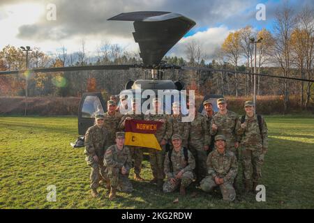 Il Colonnello Matthew Braman, vice comandante della 10th Mountain Division (li) per il supporto, e i membri del 10th Combat Brigade Team volarono alla Norwich University in Vermont il 25 ottobre per discutere della leadership dell'esercito, delle opportunità di carriera e rispondere alle domande dei cadetti. Braman, laureato in Classe 1995, è tornato alla sua alma mater per promuovere la Divisione montagna 10th come possibile scelta di carriera per i futuri ufficiali dell'esercito. (Foto di Sgt. Michael Wilson, 10th Brigata dell'aviazione di combattimento PAO) Foto Stock