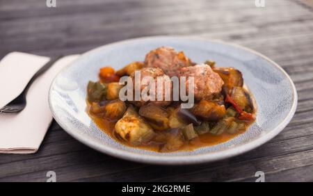 polpette cotte con melanzana stufata con foschia in ciotola Foto Stock