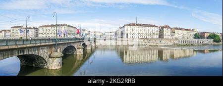 Vista extra grandangolare dei murazzi di Torino con edificio che si riflette nell'acqua del po Foto Stock