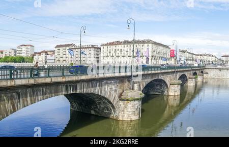 Vista extra grandangolare dei murazzi di Torino con edificio che si riflette nell'acqua del po Foto Stock