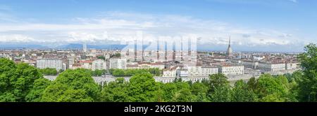 Torino, Italia - 05-06-2022: Vista aerea extra grandangolare dello skyline di Torino con la Mole Antonelliana Foto Stock