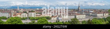 Torino, Italia - 05-06-2022: Vista aerea extra grandangolare dello skyline di Torino con la Mole Antonelliana Foto Stock