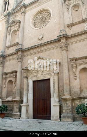 Fasano, Italia. Vista esterna della Chiesa Madre di San Giovanni Battista, 14th-18th ° secolo in stile rinascimentale. Foto Stock