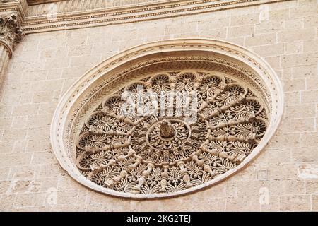 Fasano, Italia. Vista esterna della Chiesa Madre di San Giovanni Battista. Il rosone, con splendide decorazioni scolpite. Foto Stock