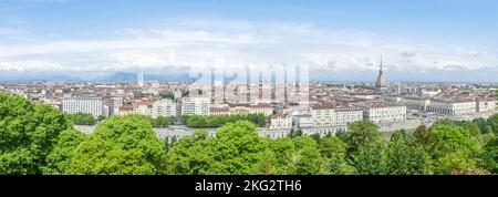 Torino, Italia - 05-06-2022: Vista aerea extra grandangolare dello skyline di Torino con la Mole Antonelliana Foto Stock