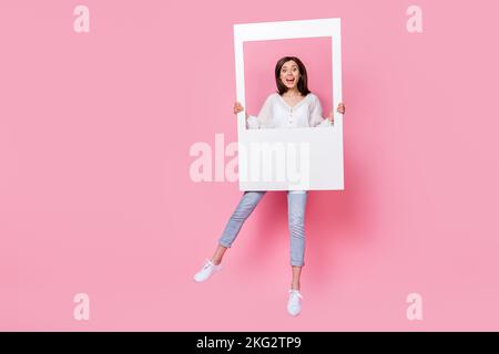 Foto a tutta lunghezza della donna overjoyed mano tenere bianco cadre foto hobby gioire godere spazio vuoto isolato su sfondo di colore rosa Foto Stock