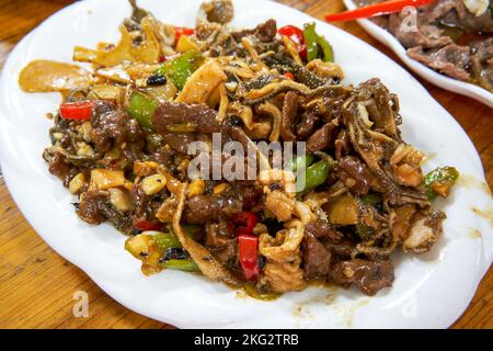 Un delizioso piatto cinese, frattaglie di manzo fritte in padella Foto Stock