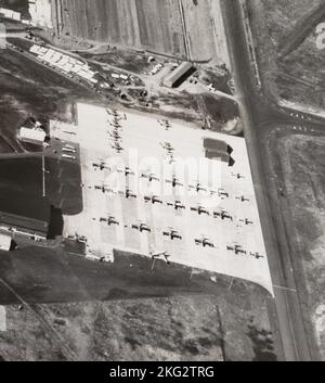 Una vista aerea della base dell'aeronautica militare di Portland, l'albicocca della guardia nazionale aerea dell'Oregon, sede del 142nd Fighter Group (Air Defense), circa 1962. Sono presenti 25 F-89J Scorpions (almeno tre sembrano essere dipinte in "ADC grigio"), quattro jet trainer T-33A e un VC-47 trasporto. Nella parte superiore destra della rampa sono visibili due rifugi di allarme per velivoli singoli, probabilmente con l'allarme F-89Js in essi. Il lungo edificio in cima alla foto è una struttura di aviazione della Guardia Nazionale dell'Oregon Army, che presto verrà rimossa non appena la costruzione dell'albicocca della riserva sarà stata completata. (Archivio storico 142nd Wing) Foto Stock