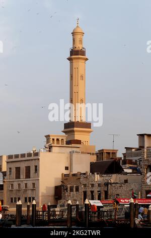 Abras (taxi d'acqua) sul Dubai Creek. Moschea e minareto. Emirati Arabi Uniti. Foto Stock