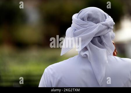 Uomo che indossa abiti tradizionali degli emirati. Keffieh bianco. Emirati Arabi Uniti. Foto Stock