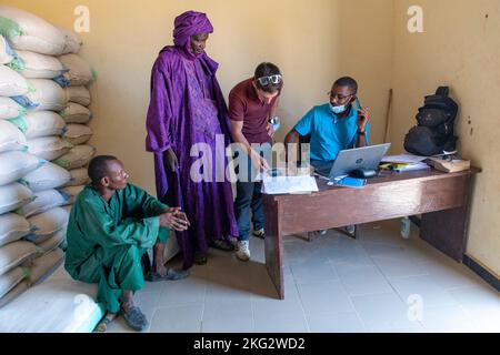 Inventario delle scorte presso il magazzino di approvvigionamento alimentare di bestiame della cooperativa di Kossam a Richard-Toll, Senegal settentrionale Foto Stock