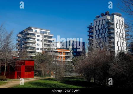 Edifici, parco e cielo blu a Parigi, Francia Foto Stock