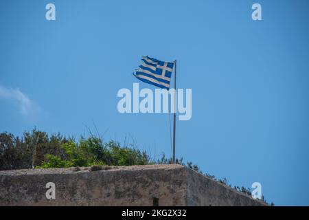 Una bandiera greca vola sulla cima di una fortezza Foto Stock