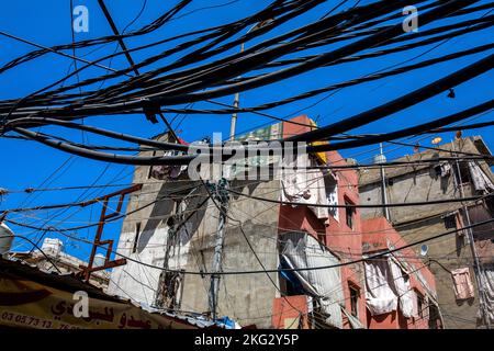 Cavi ed edifici nel campo profughi di Shatila, Beirut, Libano Foto Stock