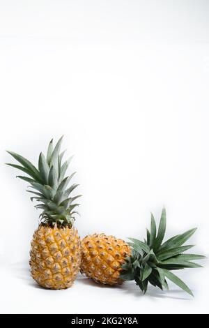 Ananas fresco maturo frutta, ananas frutta isolato sfondo bianco. Gustoso crudo Foto Stock