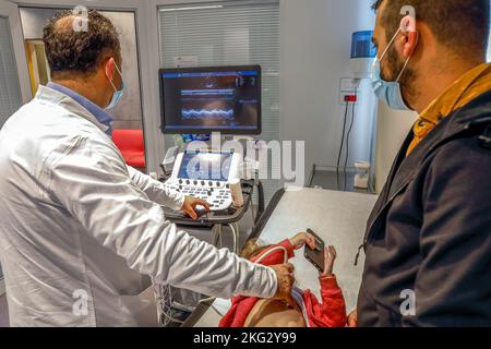 Bambino con malattie cardiache scannerizzato presso l'ospedale Hotel Dieu de France a Beirut, Libano. Foto Stock