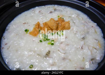 Una pentola di delizioso porridge di pesce primo piano Foto Stock