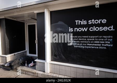 Uomo senza casa in chiuso giù porta negozio su Cross Street. Centro di Manchester. Immagine credito garyroberts/worldwidefeatures.com Foto Stock