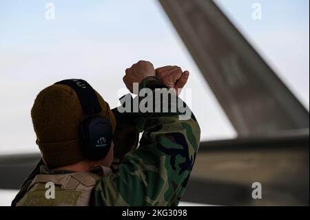 US Air Force Airman 1st Class Bryan Arancibia, 355th Aircraft Maintenance Unit capo equipaggio, marescialli un F-35A Lightning II durante una mini generazione su Eielson Air Force base, Alaska, 26 ottobre 2022. I capi dell'equipaggio, gli specialisti dell'avionica e delle armi dell'AMU del 355th hanno condotto interventi di assistenza, riconfigurazioni delle attrezzature e procedure di lancio e recupero degli aeromobili in attrezzature chimiche, biologiche, radiologiche e nucleari per migliorare la preparazione al combattimento. Foto Stock