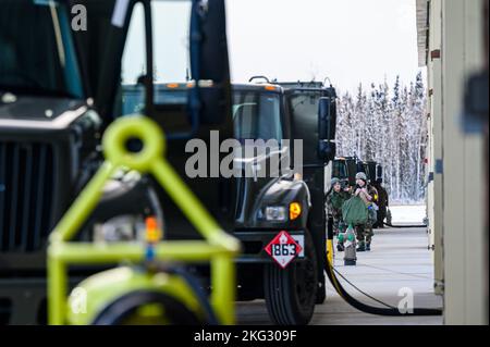 U.S. Airmen assegnato al 355th Aircraft Maintenance Unit Walk sulla linea di volo in Mission Oriented Protective Posture Gear durante una mini generazione su Eielson Air Force base, Alaska, 26 ottobre 2022. I capi dell'equipaggio, gli specialisti dell'avionica e delle armi dell'AMU del 355th hanno condotto interventi di assistenza, riconfigurazioni delle attrezzature e procedure di lancio e recupero degli aeromobili in attrezzature chimiche, biologiche, radiologiche e nucleari per migliorare la preparazione al combattimento. Foto Stock