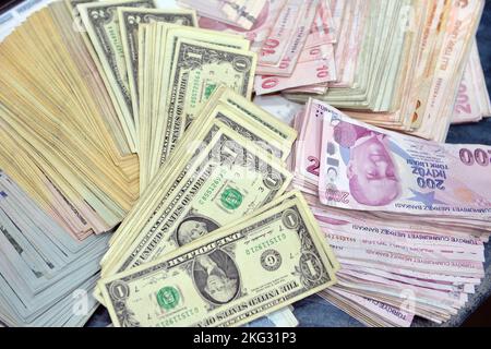 Lira Turca e dollari Americani. Crisi finanziaria, svalutazione e tassi di cambio a tema banconote primo piano Foto Stock
