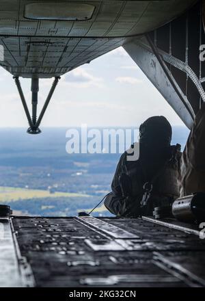 Personale del corpo marino degli Stati Uniti Sgt. Linell Dunbar, un capo equipaggio assegnato alla Heavy Marine Helicopter Training Unit 302, Marine Corps Station New River, North Carolina, guarda il retro di un CH-53E Super Stallion mentre sorvola Orlando, Florida, 26 ottobre 2022. La missione di HMHT-302 è quella di condurre un addestramento di volo in elicottero in grado di combattere per tutti i piloti e gli equipaggi del corpo marino CH-53E Super Stallion. (STATI UNITI Air Force Airman 1st Class Lauren Cobin) Foto Stock