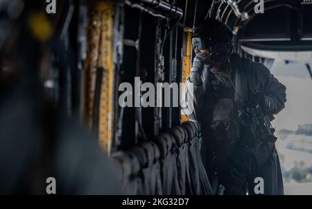 Personale del corpo marino degli Stati Uniti Sgt. Linell Dunbar, un capo equipaggio assegnato alla Heavy Marine Helicopter Training Unit 302, Marine Corps Station New River, North Carolina, guarda fuori dalla finestra di un CH-53E Super Stallion mentre sorvola Orlando, Florida, 26 ottobre 2022. La missione di HMHT-302 è quella di condurre un addestramento di volo in elicottero in grado di combattere per tutti i piloti e gli equipaggi del corpo marino CH-53E Super Stallion. (STATI UNITI Air Force Airman 1st Class Lauren Cobin) Foto Stock