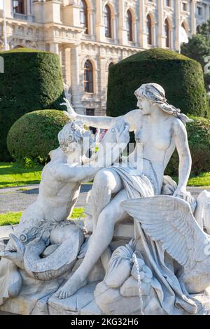 Fontana di Maria-Theresien-Platz a Vienna, Austria Europa UE Foto Stock