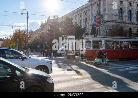 Ora di punta su una traversata a Vienna, Austria Europa UE Foto Stock