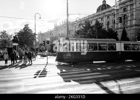 Ora di punta su una traversata a Vienna, Austria Europa UE Foto Stock