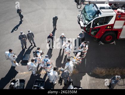 I vigili del fuoco della Japan Air Self-Defense Force ascoltano un breve corso di formazione bilaterale con lo Squadrone dell'ingegnere civile del 374th presso la base aerea di Yokota, Giappone, 26 ottobre 2022. Trentacinque membri JASDF di sei diverse basi si sono riuniti a Yokota AB per allenarsi e acquisire esperienza con 374 vigili del fuoco CES. Foto Stock