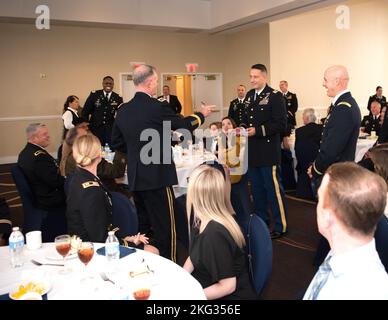 Walter Piatt, direttore dello staff dell'esercito, lancia una moneta al capitano dell'esercito americano Joshua Blizzard, 59th comando della truppe dell'aviazione, South Carolina National Guard, durante un pranzo per i premi del General Douglas MacArthur Leadership Award, ottobre 26. 2022, durante una cerimonia a Washington, D.C. il premio è presentato annualmente ai 28 ufficiali principali di grado dell'azienda nell'esercito attivo, nella riserva dell'esercito e nella guardia nazionale dell'esercito per le loro capacità eccellenti di direzione e la loro capacità di trovare soluzioni ai problemi difficili. Foto Stock