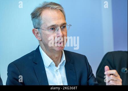 Amberg, Germania. 21st Nov 2022. Patrick de la Lanne, responsabile delle Finanze della Chiesa evangelica luterana in Baviera, interviene durante una conferenza stampa. Si tiene ad Amberg la riunione autunnale del sinodo di Stato della Chiesa evangelica luterana in Baviera. Credit: Armin Weigel/dpa/Alamy Live News Foto Stock