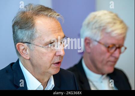 Amberg, Germania. 21st Nov 2022. Patrick de la Lanne, (l) responsabile delle finanze della Chiesa evangelica luterana in Baviera, interviene durante una conferenza stampa accanto a Heinrich Bedford-Strohm, vescovo regionale della Chiesa evangelica luterana in Baviera. La riunione autunnale del sinodo di Stato della Chiesa evangelica luterana in Baviera si svolge ad Amberg. Credit: Armin Weigel/dpa/Alamy Live News Foto Stock