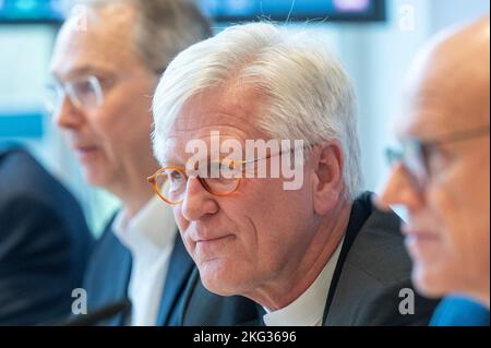 Amberg, Germania. 21st Nov 2022. Heinrich Bedford-Strohm, Vescovo della Chiesa evangelica luterana in Baviera, interviene durante una conferenza stampa. La riunione autunnale del sinodo di Stato della Chiesa evangelica luterana in Baviera si svolge ad Amberg. Credit: Armin Weigel/dpa/Alamy Live News Foto Stock