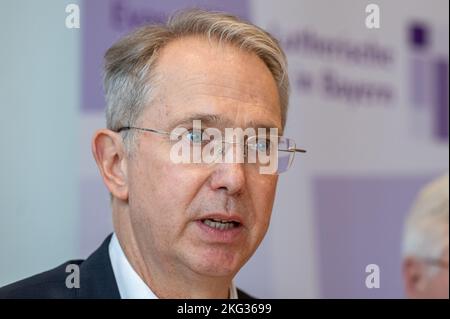 Amberg, Germania. 21st Nov 2022. Patrick de la Lanne, responsabile delle Finanze della Chiesa evangelica luterana in Baviera, interviene durante una conferenza stampa. Si tiene ad Amberg la riunione autunnale del sinodo di Stato della Chiesa evangelica luterana in Baviera. Credit: Armin Weigel/dpa/Alamy Live News Foto Stock