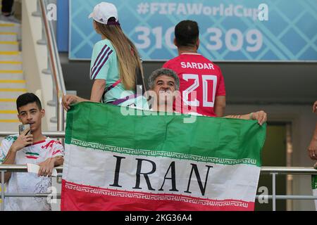 21 novembre 2022, Stade Bollaert-Delelis, Lens Agglo, QAT, Coppa del mondo FIFA 2022, Gruppo B, Inghilterra (GBR) vs Iran (IRN), nella foto tifosi iraniani negli stand festeggiano la loro squadra. Foto Stock