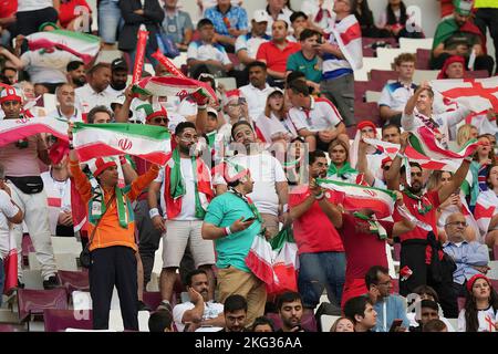 21 novembre 2022, Stade Bollaert-Delelis, Lens Agglo, QAT, Coppa del mondo FIFA 2022, Gruppo B, Inghilterra (GBR) vs Iran (IRN), nella foto tifosi iraniani negli stand festeggiano la loro squadra. Foto Stock