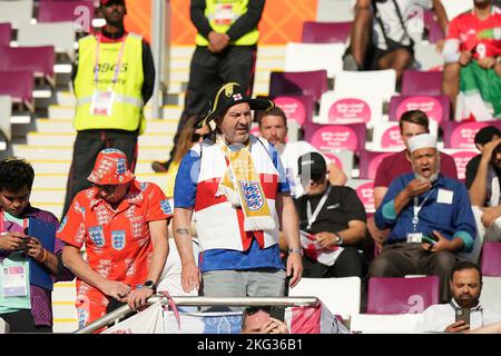 21 novembre 2022, Stade Bollaert-Delelis, Lens Agglo, QAT, Coppa del mondo FIFA 2022, Gruppo B, Inghilterra (GBR) vs Iran (IRN), nella foto i fan inglesi negli stand festeggiano la loro squadra. Foto Stock